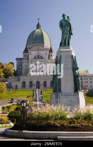 Statue and Saint-Joseph's Oratory in autumn, Montreal, Quebec, Canada. Stock Photo