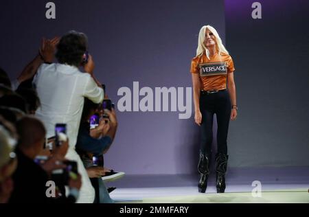 Schiereiland onvoorwaardelijk snel FILE - In this Sept. 21, 2018, file photo, Donatella Versace comes on the  catwalk at the end of Versace's women's 2019 Spring-Summer collection,  unveiled during the Fashion Week in Milan, Italy,