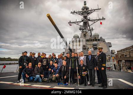 220917-N-GF955-1046  RIGA, Latvia (Sept. 17, 2022) Key leaders of the Arleigh Burke-class guided-missile destroyer USS Paul Ignatius (DDG 117) and the U.S. Embassy to Latvia pose for a photo with Ukrainian soldiers  during a tour of the ship in Riga, Latvia, Sept. 17, 2022. Paul Ignatius is part of the Kearsarge Amphibious Ready Group and embarked 22nd Marine Expeditionary Unit, under the command and control of Task Force 61/2, on a scheduled deployment in the U.S. Naval Forces Europe area of operations, employed by U.S. Sixth Fleet to defend U.S., allied and partner interests. Stock Photo