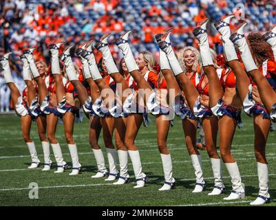 Denver Broncos cheerleaders perform in the first half of an NFL football  game Thursday, Oct. 6, 2022, in Denver. (AP Photo/David Zalubowski Stock  Photo - Alamy