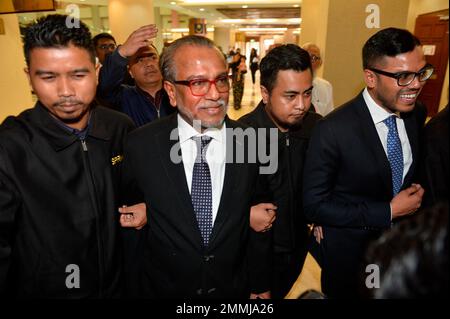 Mohamed Shafee Abdullah, right, lawyer of former Prime Minister