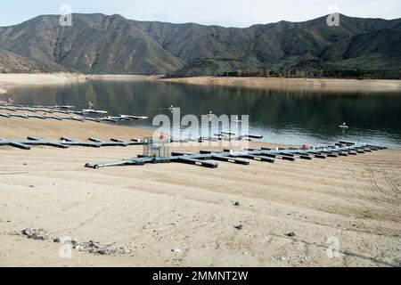 Lucky Peak Lake (Reservoir) on the Boise River drainage, SW Idaho, at critically low water  level (50% capacity) in early April at the beginning of ir Stock Photo