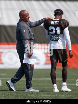 Cleveland Browns head coach Hue Jackson talks with defensive back Denzel  Ward (21) during NFL football training camp Tuesday, Aug. 14, 2018, in  Berea, Ohio. (AP Photo/Ron Schwane Stock Photo - Alamy