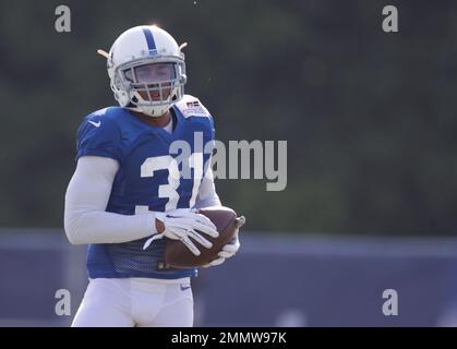 East Rutherford, New Jersey, USA. 14th Oct, 2018. New York Jets running  back Bilal Powell (29) follow s his blocker offensive guard Brian Winters  (67) against Indianapolis Colts cornerback Quincy Wilson (31)