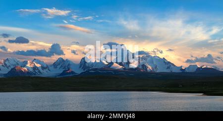 Sunset over Dream Lake and Kizil-Asker glacier, Kakshaal Too in the Tian Shan mountain range near the Chinese border, Naryn Region, Kyrgyzstan Stock Photo