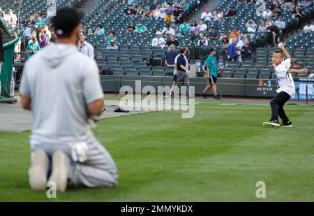 Griffey Moncada, 8, right, pitches to his father, Chicago White Sox