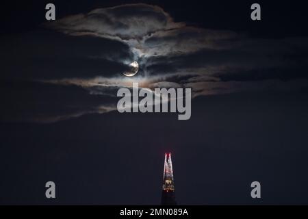 London, UK. 30th January 2023. UK Weather: Moonset over The Shard skyscraper building. A Waxing Gibbous moon sets in the early hours of Monday morning moving in a north-easterly direction over the city. Credit: Guy Corbishley/Alamy Live News Stock Photo