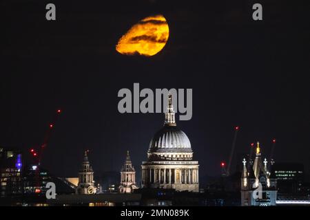 London, UK. 30th January 2023. UK Weather: Moonset over St. Paul’s Cathedral. A Waxing Gibbous moon sets in the early hours of Monday morning moving in a north-easterly direction over the city. Credit: Guy Corbishley/Alamy Live News Stock Photo