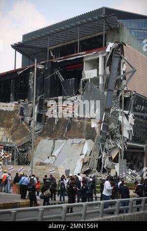 Mexico City: newly opened Artz Pedregal shopping mall collapses