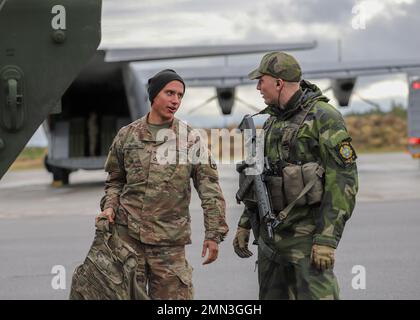 A Swedish close protection team soldier, assigned to Military Region North,  provides supervision and security for incoming U.S. Soldiers participating  in Nordic Strike 22, at Vidsel Test Range, Sweden, Sept. 27, 2022.