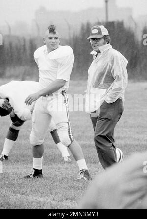 New York Jets running back John Riggins sports a Mohawk hairstyle on the  field, Sept. 14, 1972. (AP Photo/John Rooney Stock Photo - Alamy