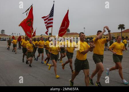 U.S Marines with 2nd Recruit Training Battalion, Recruit Training Regiment lead a motivational run at Marine Corps Recruit Depot (MCRD), San Diego, Sept. 29, 2022. The motivational run was the last physical training Marines conducted while at MCRD. Stock Photo