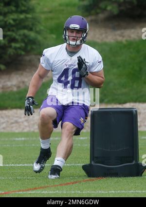 Minnesota Vikings tight end Johnny Mundt (86) drops a pass during the  fourth quarter of an NFL football game against the Philadelphia Eagles,  Monday, Sep. 19, 2022, in Philadelphia. The Eagles defeated