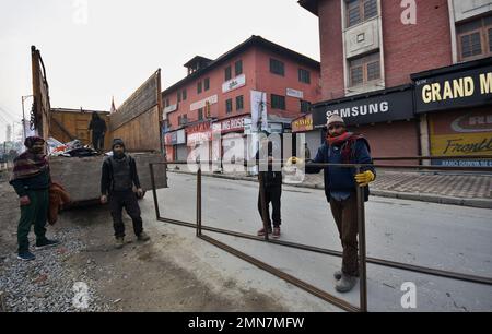 Srinagar, India. 29th Jan, 2023. labors working during the 'Bharat Jodo Yatra' march in Srinagar, south Kashmir on January 29, 2023. (Photo by Mubashir Hassan/Pacific Press/Sipa USA) Credit: Sipa USA/Alamy Live News Stock Photo