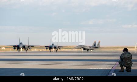 U.S. Air Force Airmen assigned to the 389th Fighter Squadron taxi F-15E Strike Eagles at Mountain Home Air Force Base, Idaho, Sep. 29, 2022. The Air Force aviators traveled in flights of four to provide support during their worldwide deployment. Stock Photo