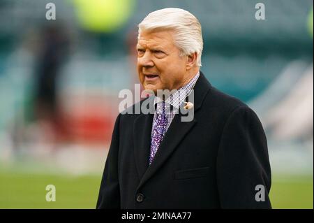 Former Dallas Cowboys head coach Jimmy Johnson, left, hands