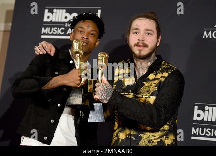 Recording artists 21 Savage (L) and Post Malone appear backstage after  winning the top Rap Song award for 'Rockstar,'' during the 2018 Billboard  Music Awards at MGM Grand Garden Arena on May