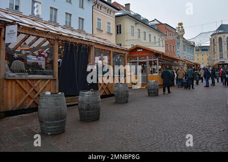 Villach, Austria - December 24th 2022. Christmas market stalls on Hauptplatz street on Christmas Eve in the historic centre of Villach in Carinthia Stock Photo