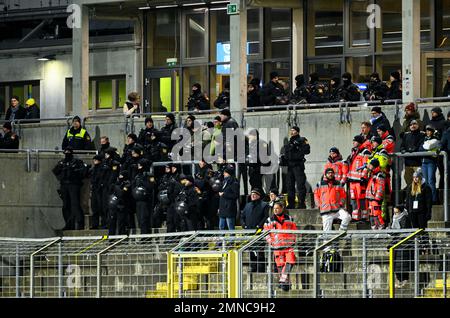 Munich, Germany. 30th Jan, 2023. Soccer: 3rd league, TSV 1860 Munich - Dynamo  Dresden, Matchday 20, Stadion an der Grünwalder Straße. Fynn-Luca  Lakenmacher (l) of Munich and Tim Knipping of Dresden fight