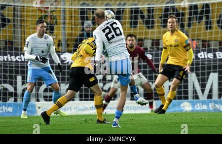 Munich, Germany. 30th Jan, 2023. Soccer: 3rd league, TSV 1860 Munich - Dynamo  Dresden, Matchday 20, Stadion an der Grünwalder Straße. Fynn-Luca  Lakenmacher (l) of Munich and Tim Knipping of Dresden fight