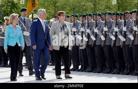 From left, German Defense Minister Ursula von der Leyen welcomes the Prime Minister of Australia, Malcolm Turnbull, and the Defense Minister of Australia, Marise Payne, with military honors for a meeting in Berlin, Germany, Sunday, April 22, 2018. (AP Photo/Michael Sohn)