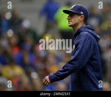 Broadcaster Bob Uecker speaks before a baseball game between the Milwaukee  Brewers and the Cincinnati Reds Friday, Aug. 5, 2022, in Milwaukee. (AP  Photo/Aaron Gash Stock Photo - Alamy