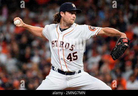 Houston Astros pitcher Randy Johnson plays in a game against the Chicago  Cubs at Wrigley Field in Chicago IL. (AP Photo/Tom DiPace Stock Photo -  Alamy