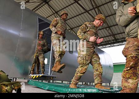 Verona, Italy. 25th Jan, 2023. U.S. Army Paratroopers assigned to the 173rd Airborne Brigade, conduct mock door exercises at caserma Duca, in preparation for airborne operation with Italian Army 4th Alpini Regiment, in Verona, Italy, January. 25, 2023. The 173rd Airborne Brigade is the U.S. Army Contingency Response Force in Europe, capable of projecting ready forces anywhere in the U.S. European, Africa or Central Commands' areas of responsibility. Credit: U.S. Army/ZUMA Press Wire Service/ZUMAPRESS.com/Alamy Live News