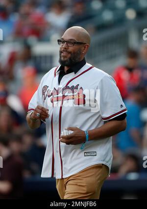 Former Atlanta Braves player David Justice, right, hugs Braves