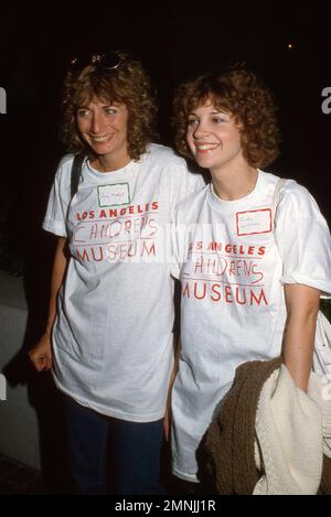 **FILE PHOTO** Cindy Williams Has Passed Away. Penny Marshall and Cindy Williams Circa 1980's Credit: Ralph Dominguez/MediaPunch Stock Photo