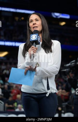 CBS reporter Tracy Wolfson reports from the sideline during an NFL football  game between the Buffalo Bills and Dallas Cowboys in Arlington, Texas,  Thursday, Nov. 28, 2019. (AP Photo/Michael Ainsworth Stock Photo 