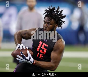 Oregon running back De'Anthony Thomas runs a drill at the NFL football  scouting combine in Indianapolis, Sunday, Feb. 23, 2014. (AP Photo/Nam Y.  Huh Stock Photo - Alamy