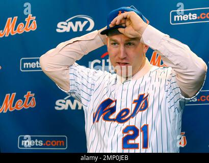 New York Mets newly-signed third baseman Todd Frazier, left