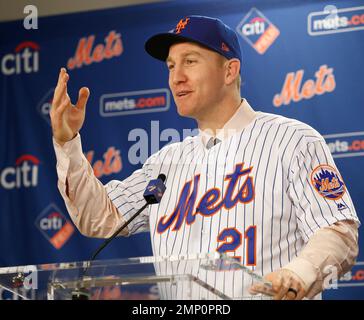 New York Mets newly-signed third baseman Todd Frazier, left