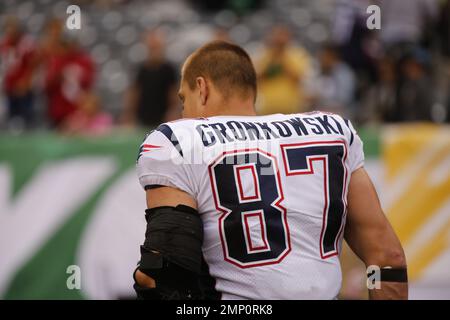 October 20, 2013: New England Patriots tight end Rob Gronkowski (87) during  pre game warmups during a week 7 AFC East matchup between the New England  Stock Photo - Alamy