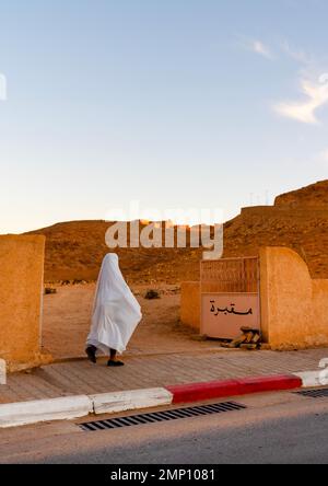 Algerian woman  in white haïk in the street, North Africa, Ghardaia, Algeria Stock Photo