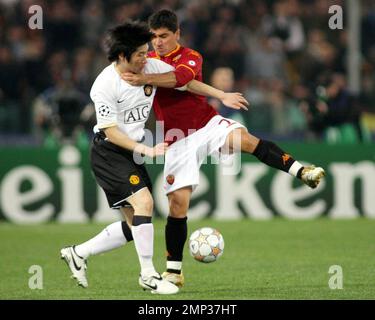 Manchester player Park Ji-Sung fight a ball with David PIzarro during the match Roma-Manchester United for the 2008 Champions League quarterfinals in the Olympic Stadium. Roma loses the match 0-2. Rome, Italy. 4/1/08. Stock Photo