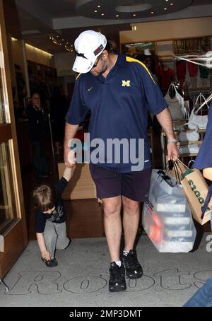 Russell Crowe shops in Beverly Hills this afternoon with wife Danielle Spencer and kids Charlie and Tennyson. They shopped at Roots, where they stocked up on shoes for the family. Los Angeles, CA. 4/15/08. Stock Photo