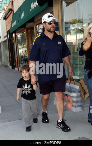 Russell Crowe shops in Beverly Hills this afternoon with wife Danielle Spencer and kids Charlie and Tennyson. They shopped at Roots, where they stocked up on shoes for the family. Los Angeles, CA. 4/15/08. Stock Photo