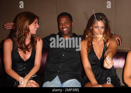 'Extra' host A.J. Calloway poses with models at the Blackjack tournament at Aura nightclub at Atlantis, Paradise Island. Nassau, Bahamas. 6/6/08. Stock Photo