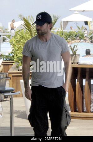 Exclusive!! Sean William Scott chats and enjoys drinks by the pool at