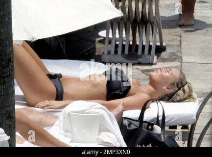 Alex Curran suns herself poolside at her luxury Miami Beach hotel while on vacation in Miami Beach, FL. 6/14/08. Stock Photo