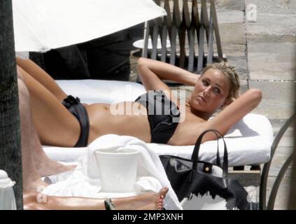 Alex Curran suns herself poolside at her luxury Miami Beach hotel while on vacation in Miami Beach, FL. 6/14/08. Stock Photo