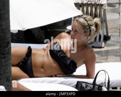 Alex Curran suns herself poolside at her luxury Miami Beach hotel while on vacation in Miami Beach, FL. 6/14/08. Stock Photo