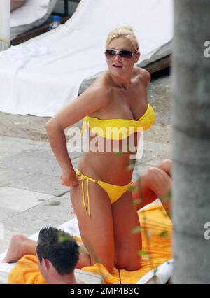 Exclusive!! Hulk Hogan's girlfriend Jennifer McDaniel soaks up the sun poolside in a bright yellow bikini (Hulk's favorite color) looking like a younger version of estranged wife Linda.  The couple spent the day at an exclusive  Miami Beach hotel and were briefly visted by daughter Brooke who is in Miami to promote her new VH1 reality show 'Brooke Knows Best', Miami, FL,   7/12/08. Stock Photo