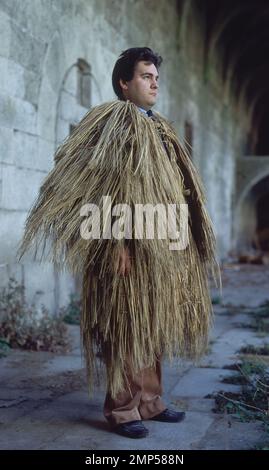 COROZA - Capa de junco o de paja, generalmente con capucha, que usan los labradores gallegos para protegerse de la lluvia. - FOTO AÑOS 80. ORONOZ JORGE. Stock Photo