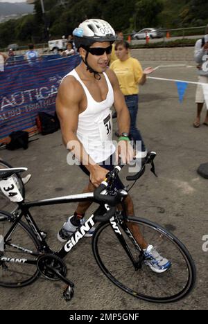 Mario Lopez competes in the Nautica Malibu Triathlon in Malibu, CA. 9/13/09. Stock Photo