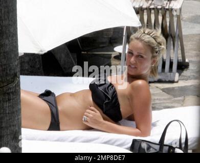 Alex Curran suns herself poolside at her luxury Miami Beach hotel while on vacation in Miami Beach, FL. 6/14/08. Stock Photo