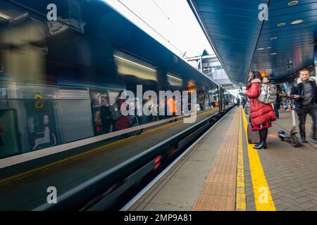 A GWR train arrives at the platform at Reading Railway Station in Berkshire, UK as passengers wait to board the new arrival Stock Photo