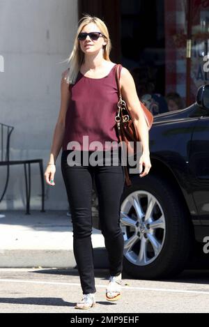 Actress Amy Smart leaves a nail salon after an appointment. Smart, well known for roles in 'Scrubs,' 'Robot Chicken' and 'Felicity,' currently has several projects due out later this year, including 'Dylan's Wake,' 'Columbus Circle,' 'Apartment 1303' and 'Vineyard Haven.' Los Angeles, CA. 9/9/10.   . Stock Photo